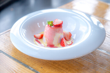 お洒落なストロベリープリン