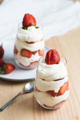 Postre copa de frutillas con crema chantilly