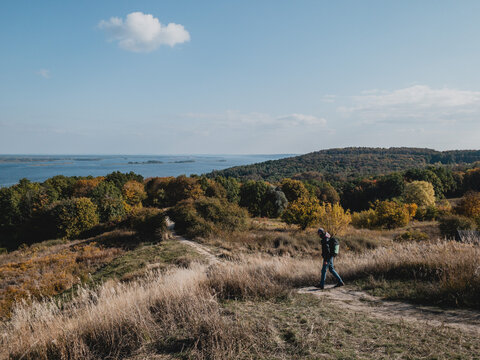 The guy walks the slopes near the big river
