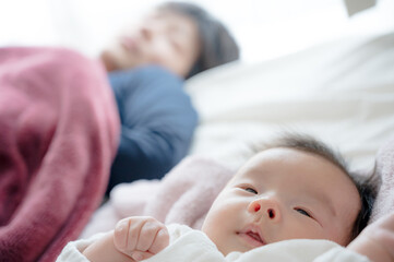 赤ちゃんと一緒に眠る