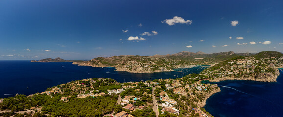 Port d'Andratx Mallorca von oben aus der Luft, Panorama Aufnahme mit Aussicht auf die Bucht und den...