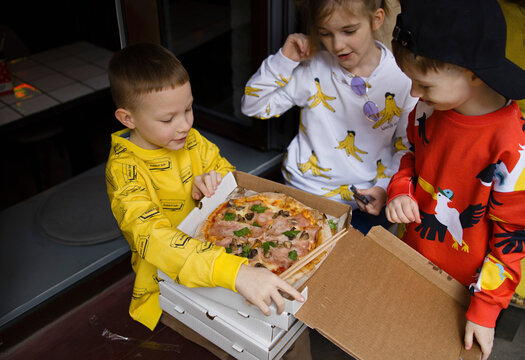 Happy kids eating pizza 