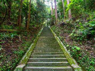 神社に続く長い石段