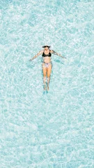 Foto op Plexiglas Woman in floating in clear water in the bahamas © ishootforthegram