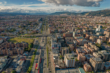 Autopista norte de Bogotá (Colombia ) a la altura de la av NQS, Usaquen y al fondo el centro internacional de la ciudad adornada por sus majestuosos cerros y edificaciones como torre sigma