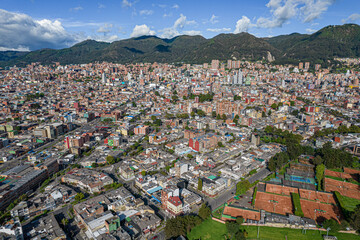 Autopista norte de Bogotá (Colombia ) a la altura de la av NQS, Usaquen y al fondo el centro...