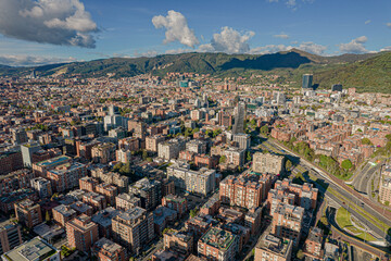 Autopista norte de Bogotá (Colombia ) a la altura de la av NQS, Usaquen y al fondo el centro...
