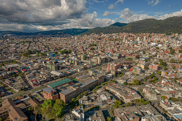 Autopista norte de Bogotá (Colombia ) a la altura de la av NQS, Usaquen y al fondo el centro internacional de la ciudad adornada por sus majestuosos cerros y edificaciones como torre sigma