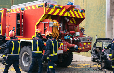 Firefighters working on an accident car intervention