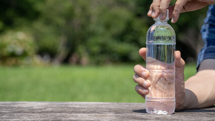 プラスチックボトルの水｜熱中症予防 - obrazy, fototapety, plakaty