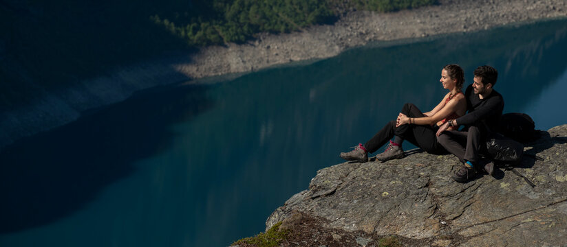 An couple Time to rest and enjoy the views of the lake.Trolltunga