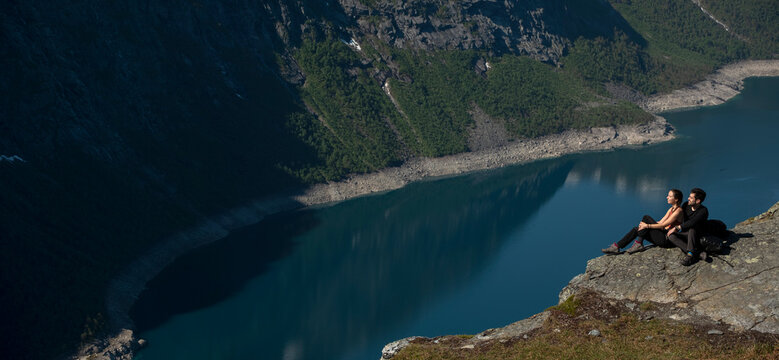 An couple Time to rest and enjoy the views of the lake.Trolltunga