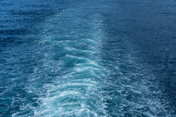 船の航跡　白波