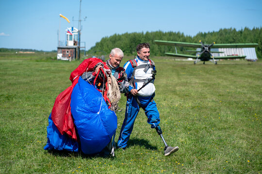 tandem skydivers