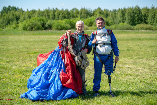 tandem skydivers