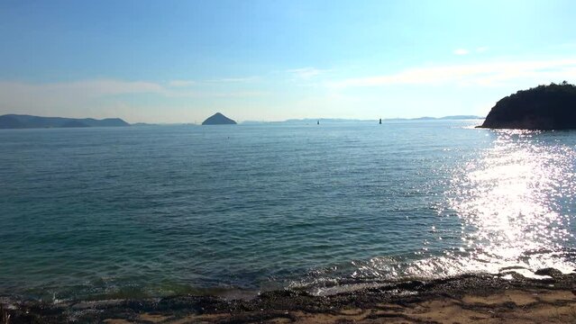 香川県直島のビーチから見える瀬戸内海の風景  4K  2022年8月6日