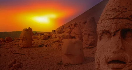 Köpfe der Statuen auf dem Berg Nemrut bei Sonnenuntergang - Adiyaman, Türkei © muratart