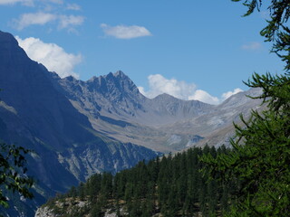 Fototapeta na wymiar vallée glacière dans le massif des écrins, hautes alpes