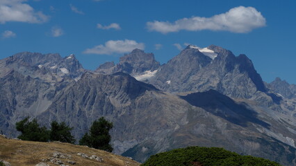 Fototapeta na wymiar glaciers dans le massif des écrins avec le Mont Pelvoux