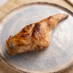 Baked rabbit on a blue plate.