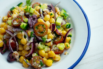 Chickpea salad with tomatoes and onions.