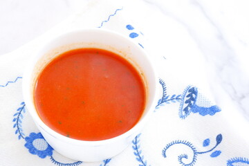 できたてで熱々のトマトスープ