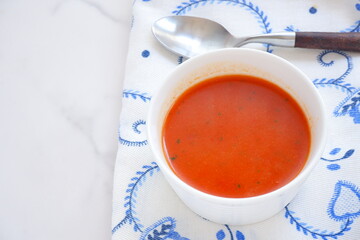 できたてで熱々のトマトスープ