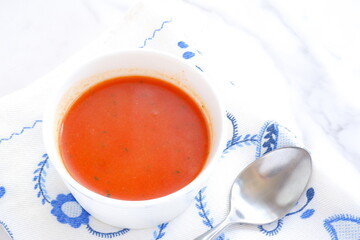 できたてで熱々のトマトスープ