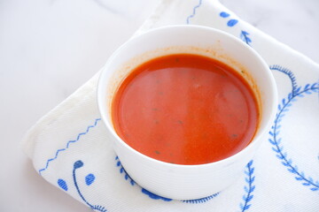 できたてで熱々のトマトスープ