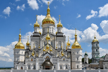 Fototapeta na wymiar View of the church and monastery in the city of Pochaev. Pochaev Lavra 