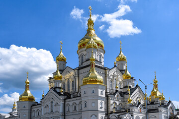 Fototapeta na wymiar View of the church and monastery in the city of Pochaev. Pochaev Lavra 