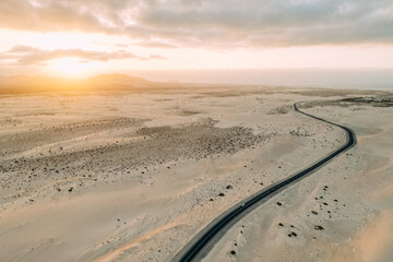 Wunderschöne Wüstenlandschaft in den Sand Dünen von Corralejo auf Fuerteventura in Spanien zum Sonnenuntergang 