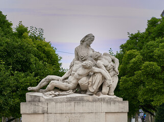 Obraz premium Escultura de de estrasburgo mujer sosteniendo a dos enfermos