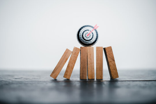 goal achievement concept golf ball with target icon for the success of the organization
