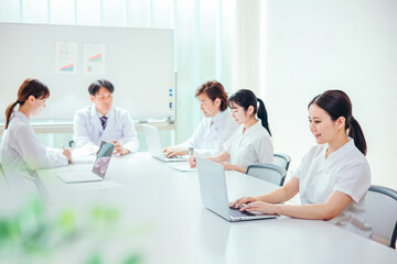 白衣・ナース服を着た看護師の女性
