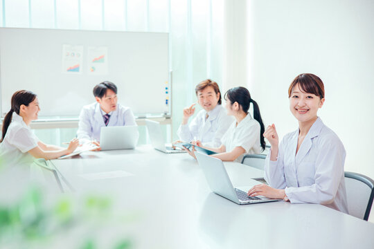 カンファレンスを行う医者・看護師（女医）
