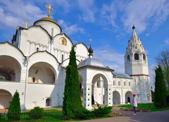 Fototapeta na wymiar The white-stone Pokrovsky Convent