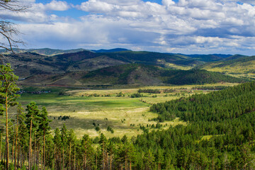 Obraz premium Scenic view of mountains, forests and valleys from mountain peak 