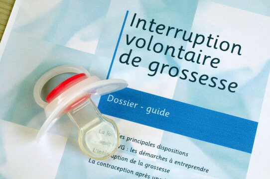 Dossier-guide fran&ccedil;ais sur l'interruption volontaire de grossesse avec une t&eacute;tine pos&eacute;e dessus