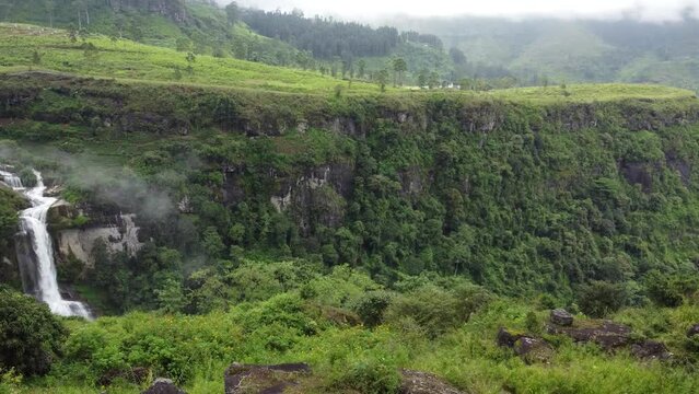 Krajobraz g&oacute;rski, zielone piękne wzg&oacute;rza widok z g&oacute;ry z drogami przez doliny z polami herbaty.