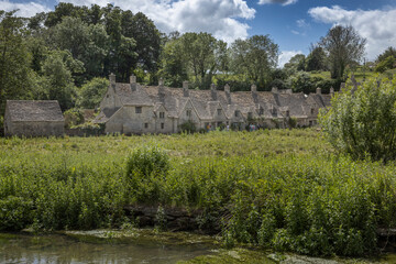 Fototapeta na wymiar Tiny houses at Bibury, Cotswolds,, Gloucestershire, England, UK, Great Brittain, Lord of the Rings, cottage, canal, 