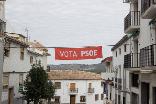 Cartel rojo publicitario en un pueblo de Granada de las elecciones que dice "Vota PSOE"