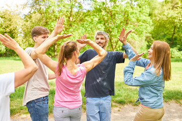 Fototapeta premium Junge Leute beim Teambuilding Event machen High Five