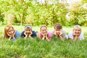 Fototapeta premium Freunde machen Pause auf einer Wiese im Sommer