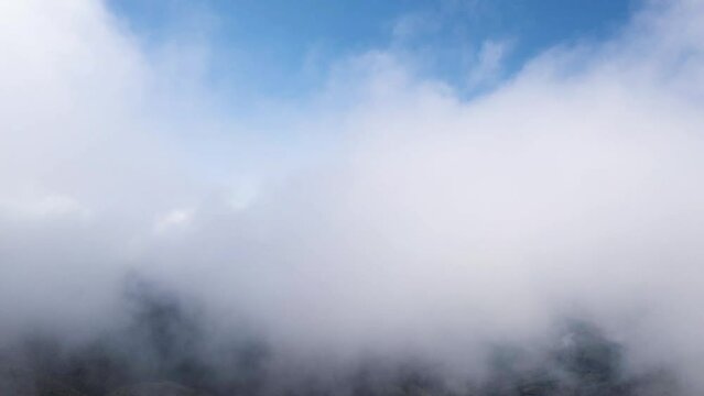cielo lleno de nubes en la carretea a San MIguel