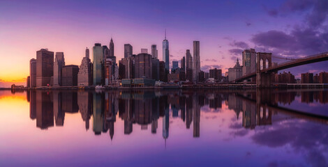 Fototapeta premium Preciosa vista al atardecer,de Manhattan y el puente de Brooklyn,la ciudad de New York, desde Dumbo, con reflejos efecto espejo