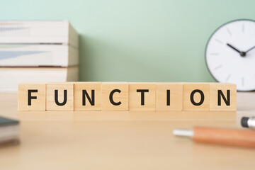 機能・役割のイメージ｜「FUNCTION」と書かれたブロックが置かれたデスク
