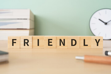 「FRIENDLY」と書かれたブロックが置かれたデスク
