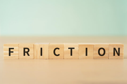 摩擦・不和・不一致のイメージ｜「FRICTION」と書かれたブロック
