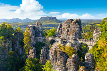 Panoramisch zicht op de Bastei. De Bastei is een beroemde rotsformatie in het Nationaal Park Saksisch Zwitserland, in de buurt van Dresden, Duitsland